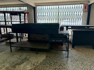 Banco de trabajo azul con cajón