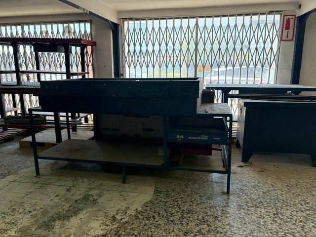 Banco de trabajo azul con cajón