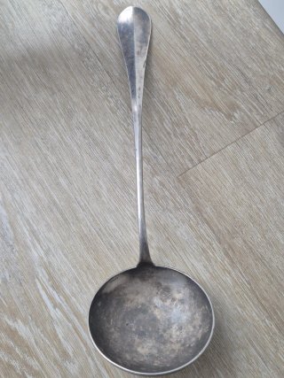 Cucharón antiguo con monograma