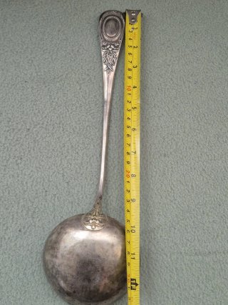 Cucharón antiguo con monograma