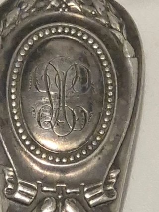 Cucharón antiguo con monograma