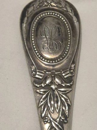 Cucharón antiguo con monograma