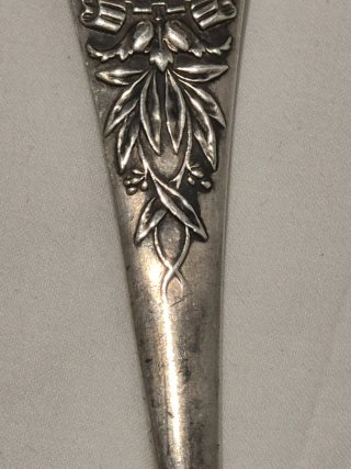 Cucharón antiguo con monograma