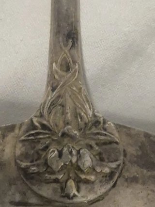 Cucharón antiguo con monograma