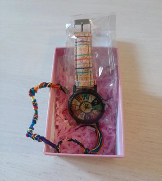 Reloj y pulsera multicolor en caja regalo