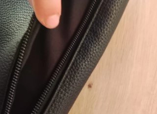 Bolso y tarjetero negro con alas