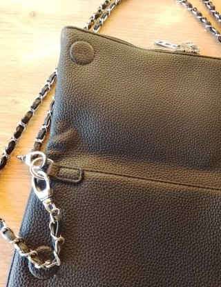 Bolso y tarjetero negro con alas