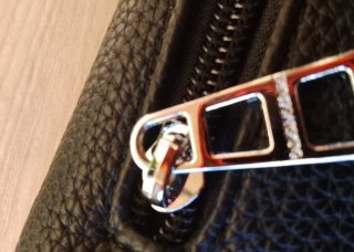 Bolso y tarjetero negro con alas