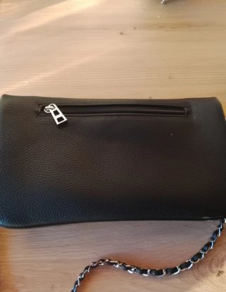 Bolso y tarjetero negro con alas
