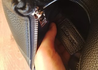 Bolso y tarjetero negro con alas