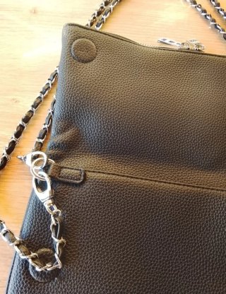 Bolso y tarjetero negro con alas