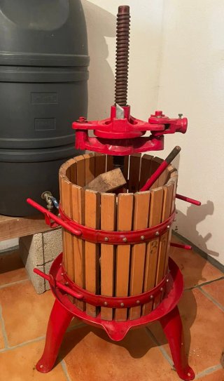 Prensa de vino de madera y metal