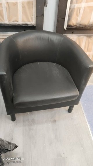 Butaca negra de piel para salón o recibidor