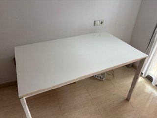 Mesa de comedor blanca de madera