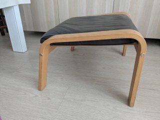 Poggiapiedi in pelle e legno