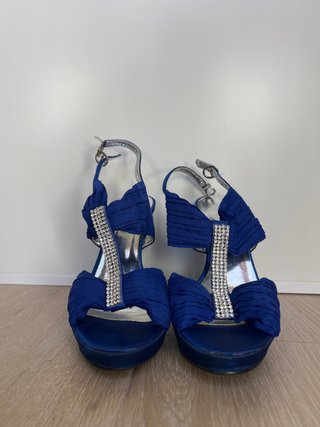Tacones azules de fiesta con pedrería