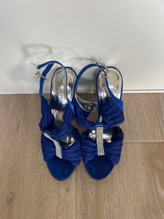 Tacones azules de fiesta con pedrería