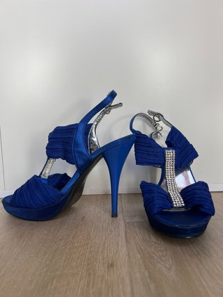 Tacones azules de fiesta con pedrería