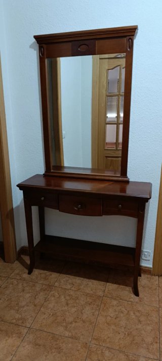 Recibidor de madera con espejo
