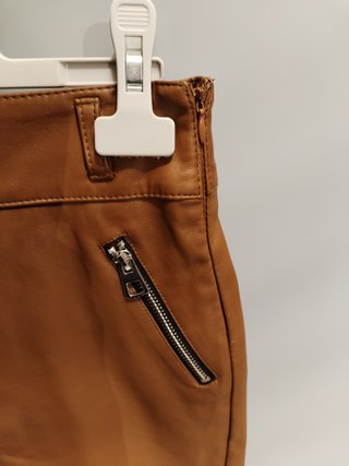 Falda mini polipiel marrón
