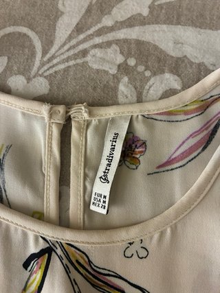 Blusa sin manga floral beige y multicolor