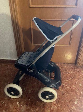 Carrito de bebé de juguete