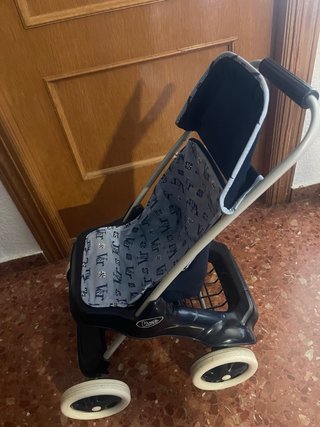 Carrito de bebé de juguete