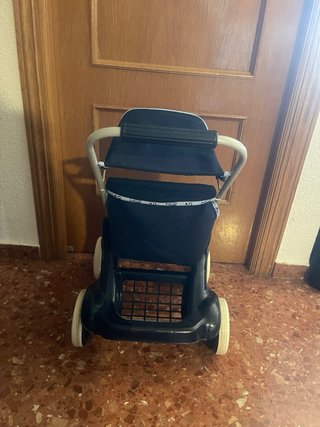 Carrito de bebé de juguete