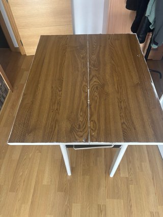 Mesa de madera blanca extensible