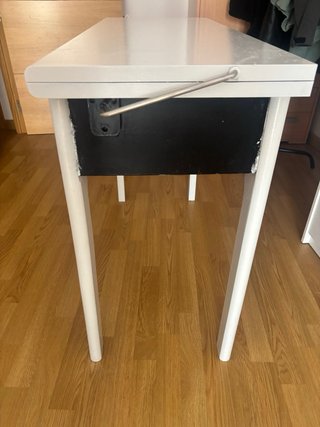 Mesa de madera blanca extensible
