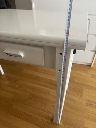 Mesa de madera blanca extensible
