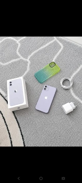 iPhone 11 Morado con Funda y Cargador