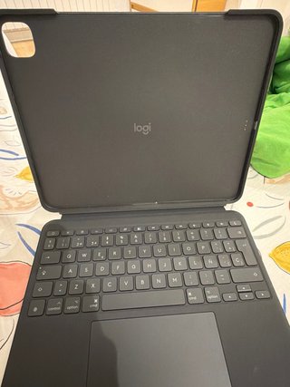 Logitech Combo Touch iPad Pro 13 M4