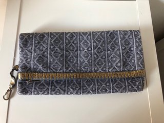 Cartera de mano gris y dorada