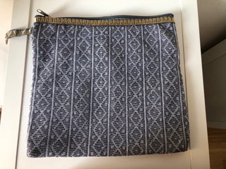 Cartera de mano gris y dorada