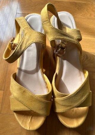 Zapatos de tacón amarillos