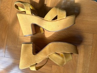 Zapatos de tacón amarillos