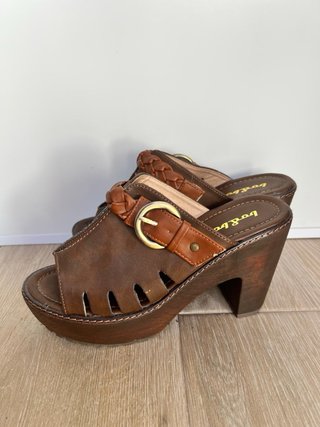 Sandalias tacón marrón con trenzado