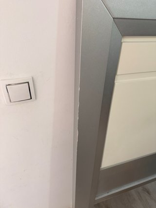 Cabecero de cama blanco y plateado