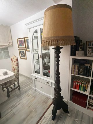Lampada da terra antica in legno