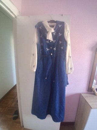 Vestido vaquero con camisa blanca