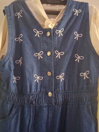 Vestido vaquero con camisa blanca