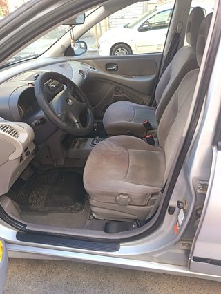 Nissan Almera tino luxury 2002