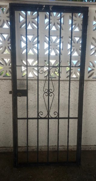 Puerta de seguridad de hierro forjado, ideal para
