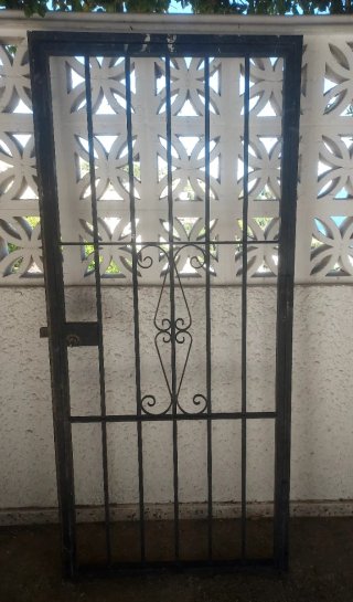 Puerta de seguridad de hierro forjado, ideal para