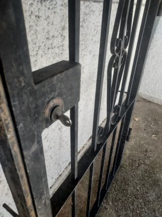 Puerta de seguridad de hierro forjado, ideal para