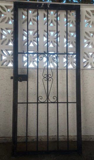 Puerta de seguridad de hierro forjado, ideal para