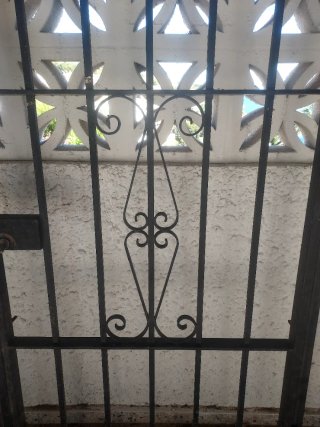 Puerta de seguridad de hierro forjado, ideal para