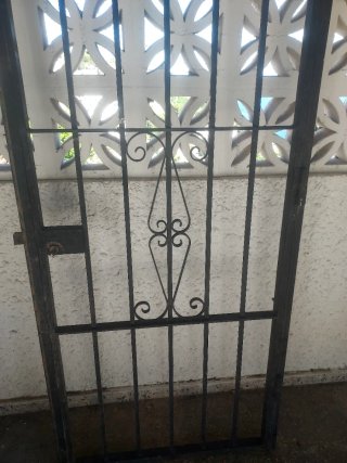Puerta de seguridad de hierro forjado, ideal para