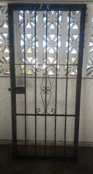 Puerta de seguridad de hierro forjado, ideal para